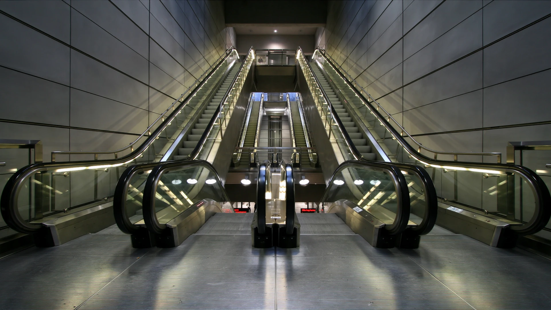 The Evolution of Escalators: From Siemens' Early Models to Modern Innovations